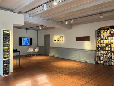 Ausstellungsansicht im Erdgeschoss mit Werken aus einer Kunstpreisträger Ausstellung der Sparkasse Markgräflerland.