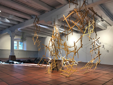 Einer von drei Ausstellungsräumen des Stapflehus, hier das Erdgeschoss während einer Ausstellung des Weiler Kunstvereins, mit einer Installation von Karin Hochstatter in 2023